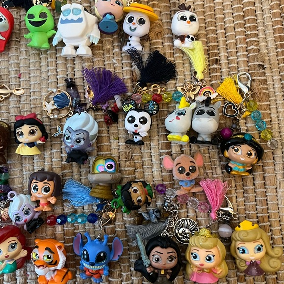 🖤🤍 Disney Doorable Beauty and the beast French duster character Keychain charm - Picture 5 of 6